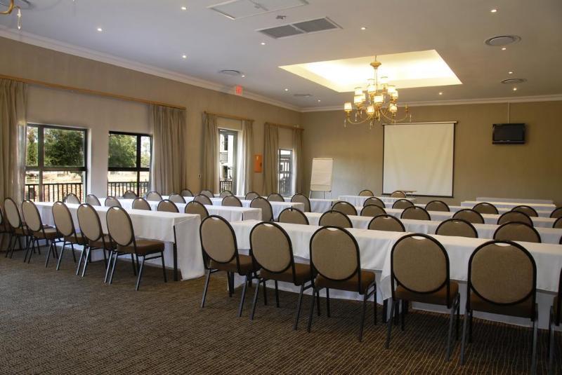 Protea Hotel By Marriott Bloemfontein Willow Lake Exterior foto