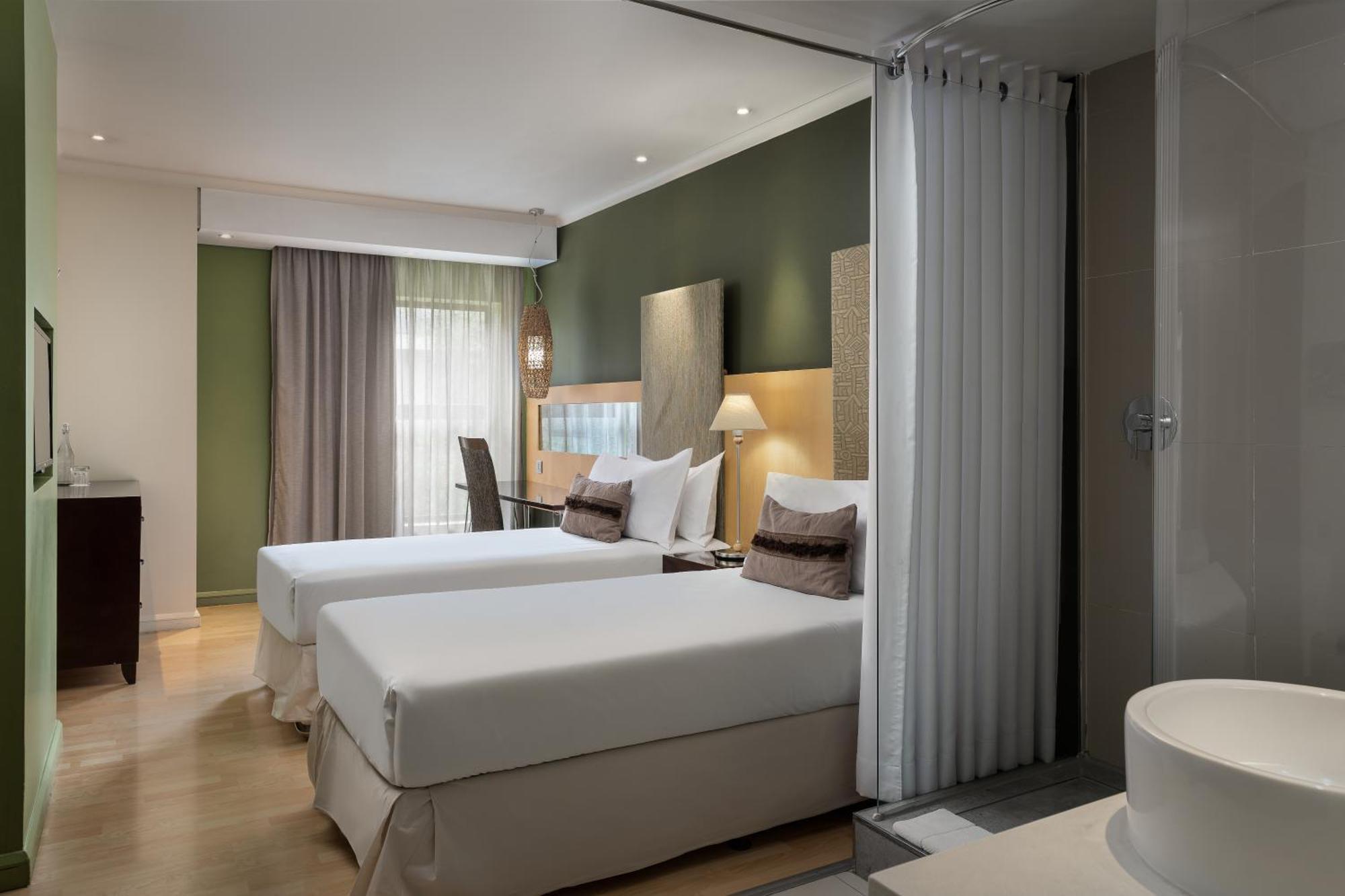Protea Hotel By Marriott Bloemfontein Willow Lake Exterior foto