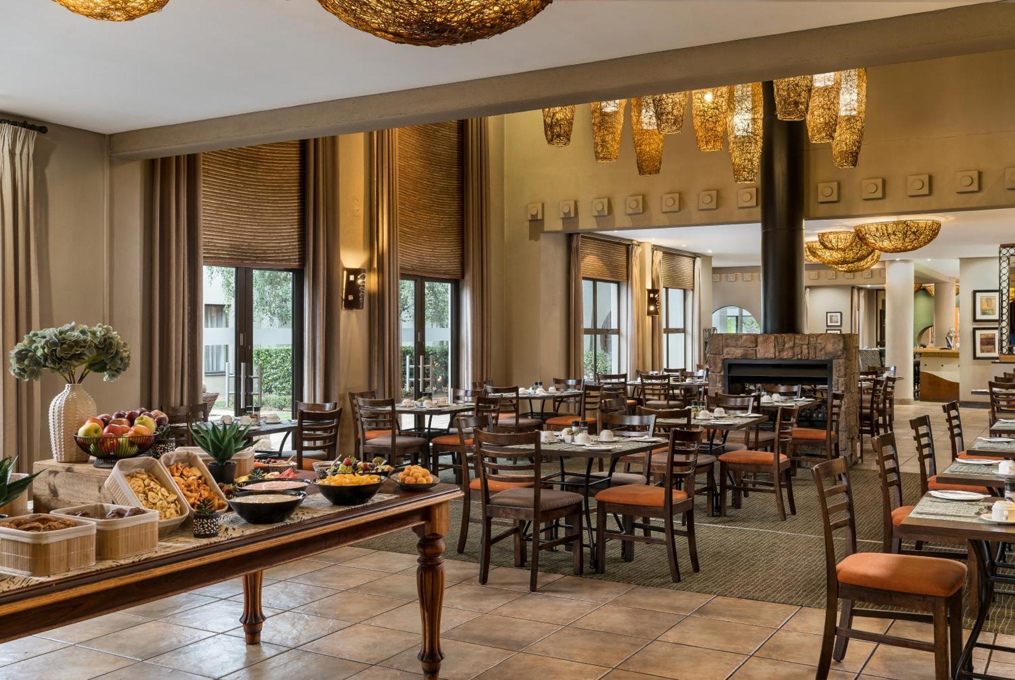 Protea Hotel By Marriott Bloemfontein Willow Lake Exterior foto