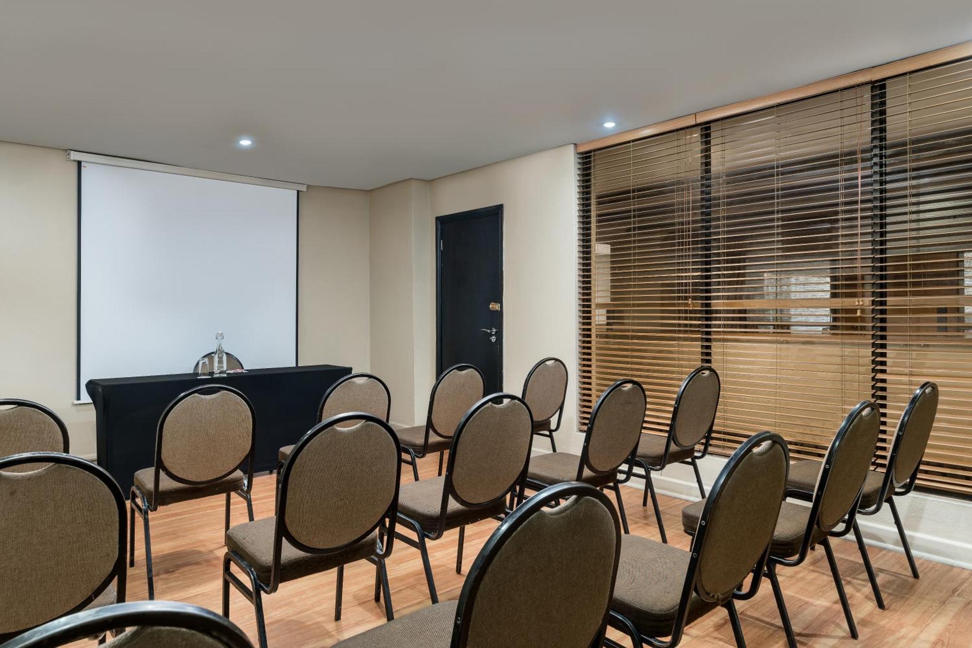 Protea Hotel By Marriott Bloemfontein Willow Lake Exterior foto
