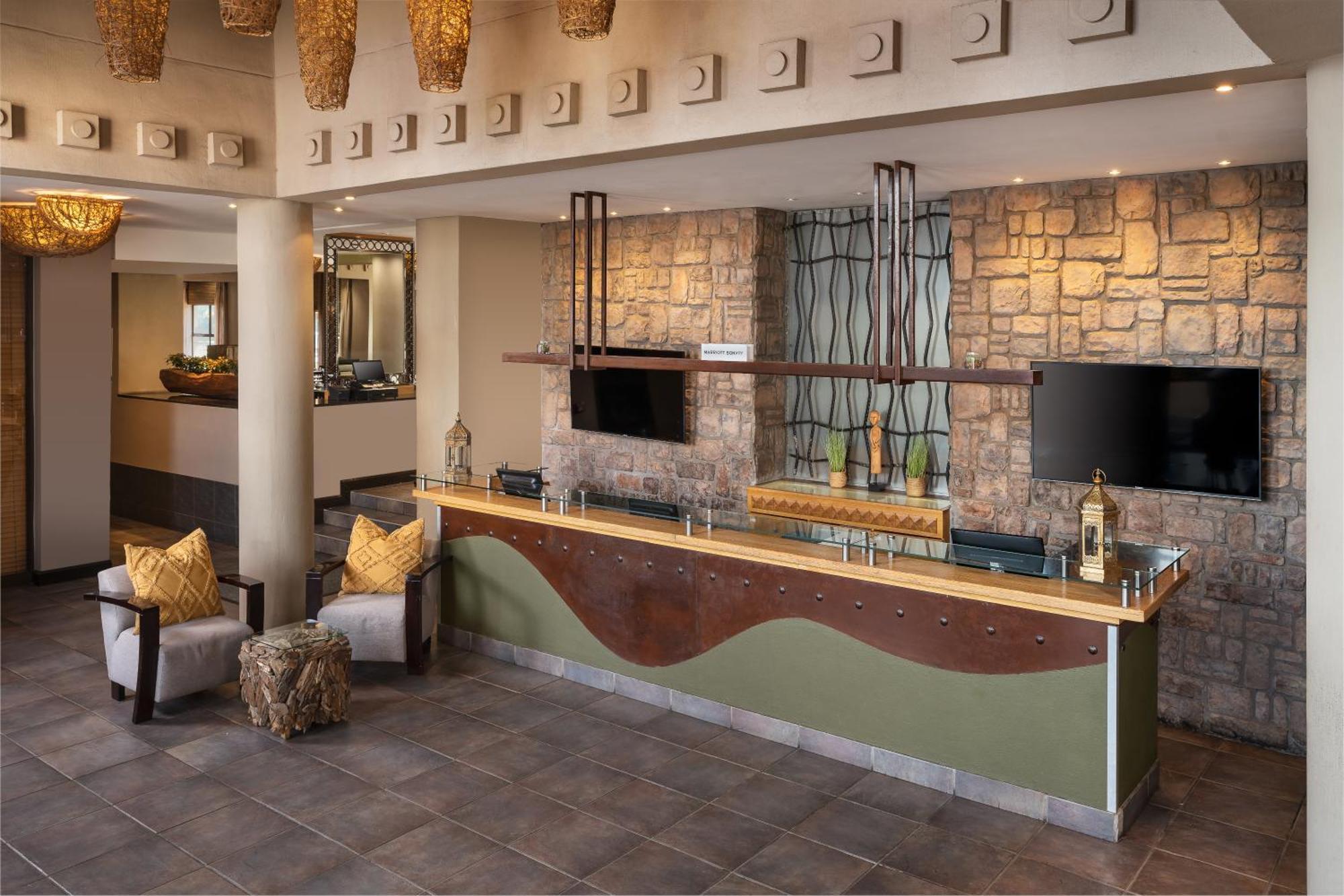 Protea Hotel By Marriott Bloemfontein Willow Lake Exterior foto