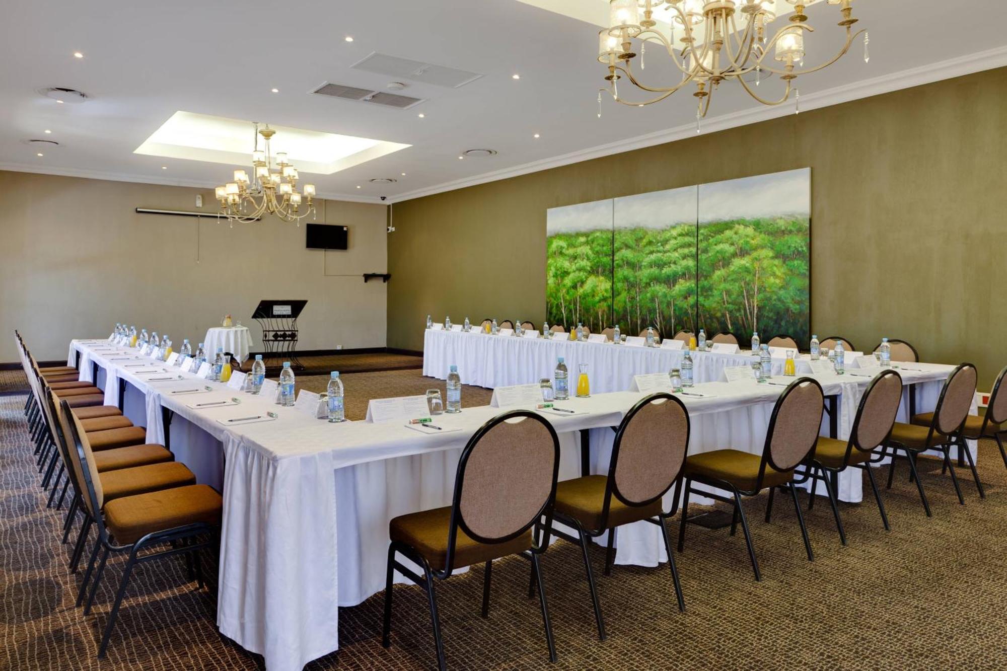 Protea Hotel By Marriott Bloemfontein Willow Lake Exterior foto