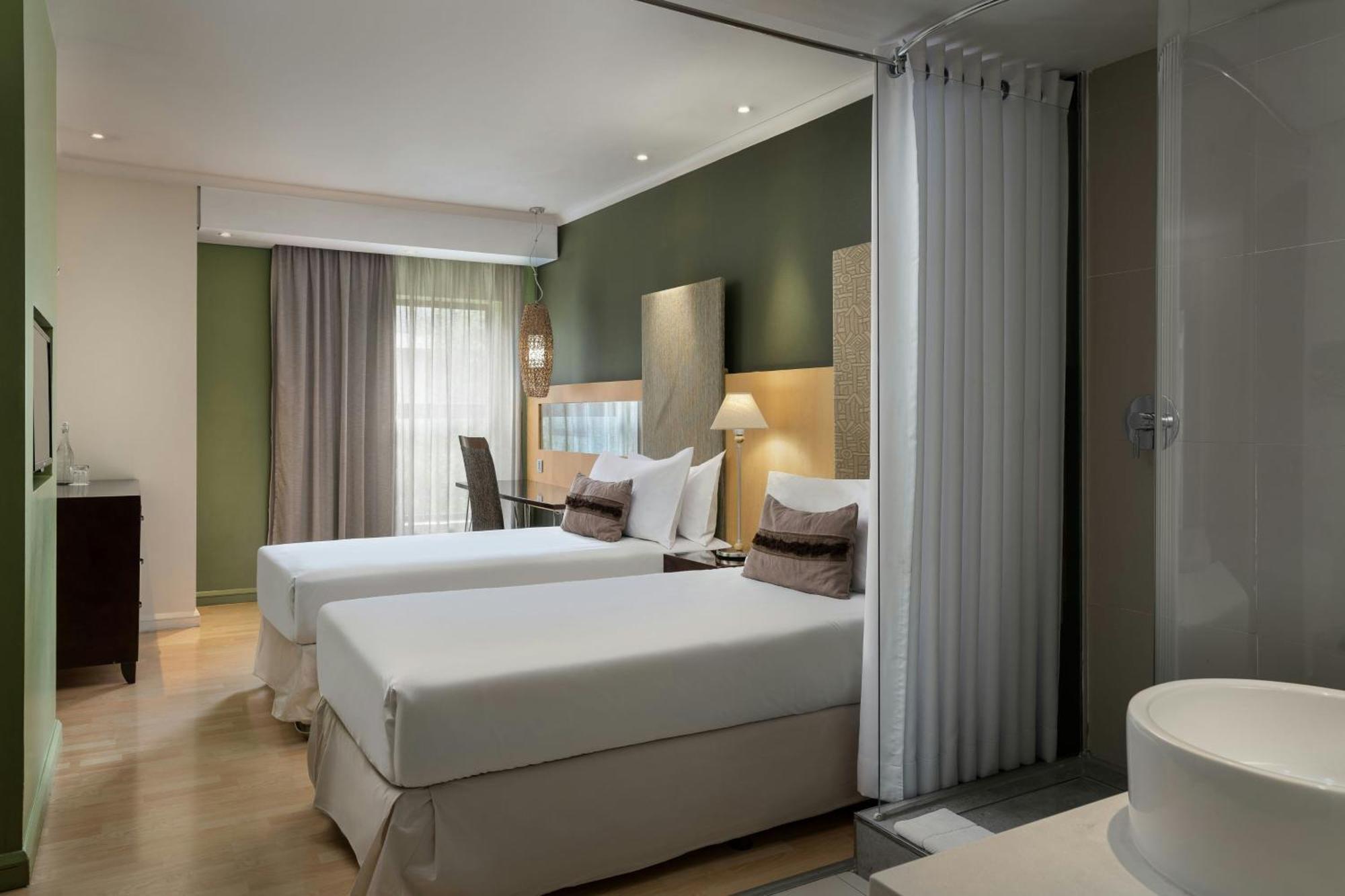 Protea Hotel By Marriott Bloemfontein Willow Lake Exterior foto