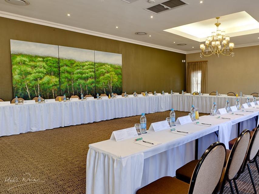 Protea Hotel By Marriott Bloemfontein Willow Lake Exterior foto