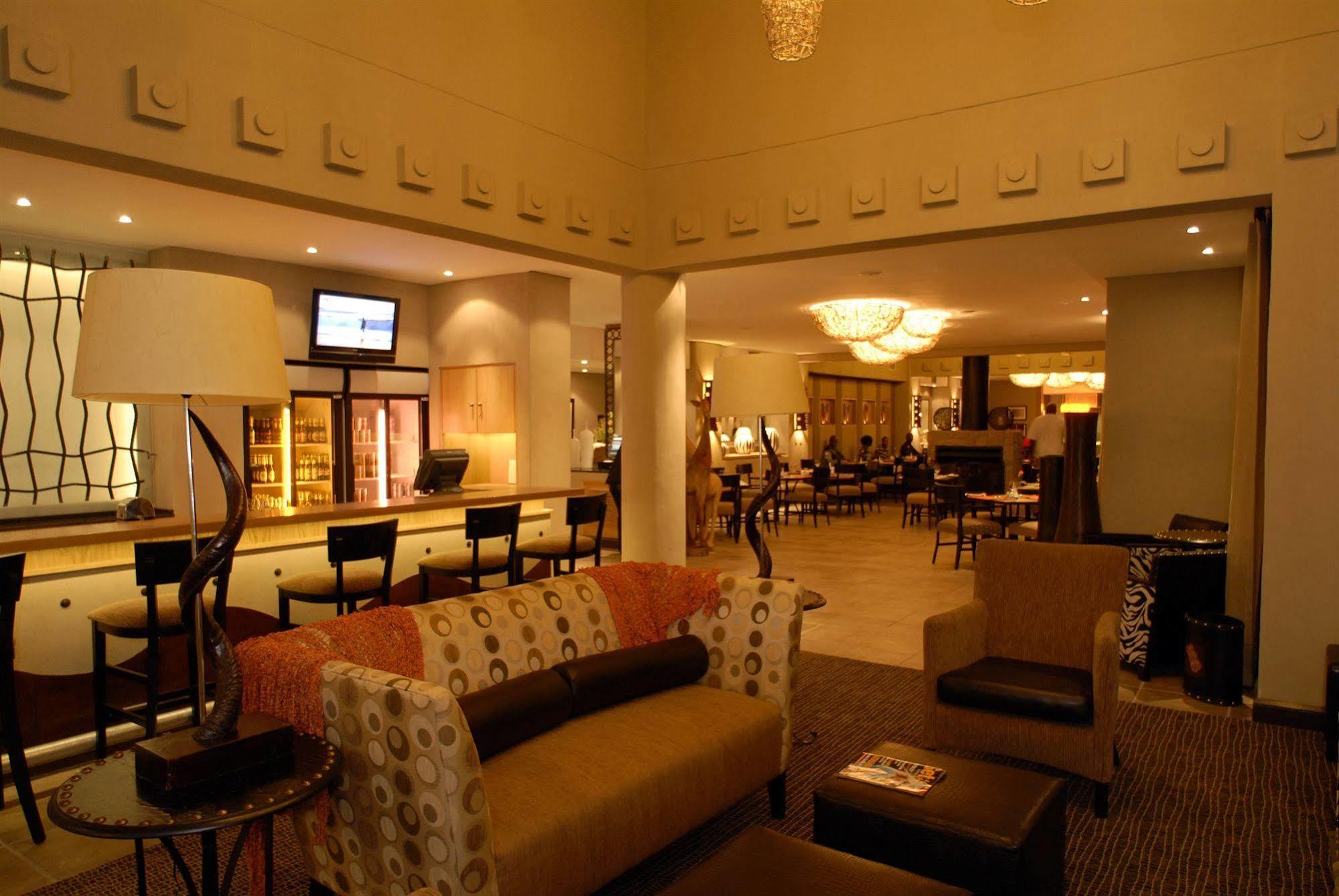 Protea Hotel By Marriott Bloemfontein Willow Lake Exterior foto